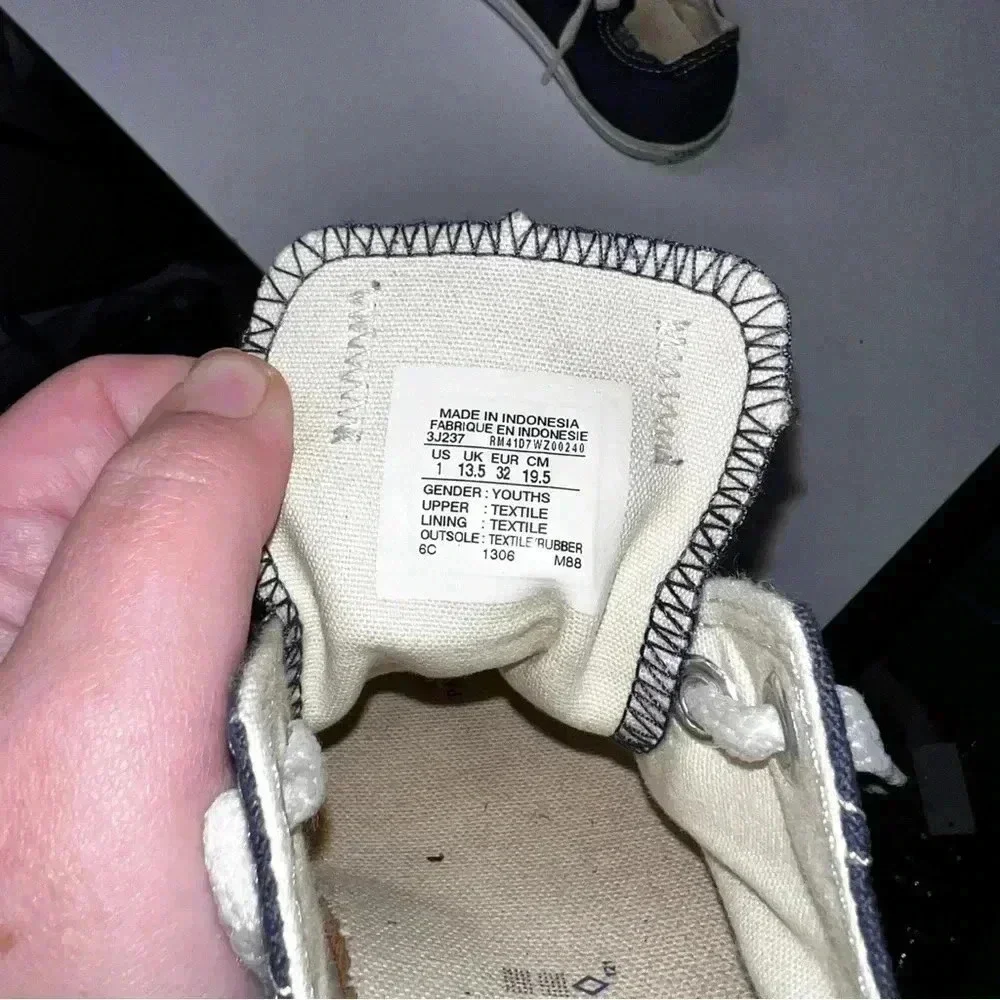 Converse Chuck Taylor all star shoes youth size 1 Grey & White Barely Worn